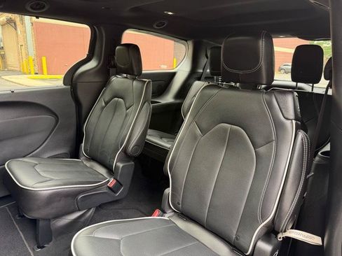 Used 2026 Chrysler Pacifica Limited FWD image 27