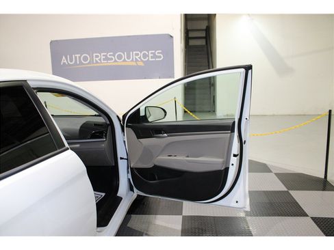 Used 2017 Hyundai Elantra SE image 23