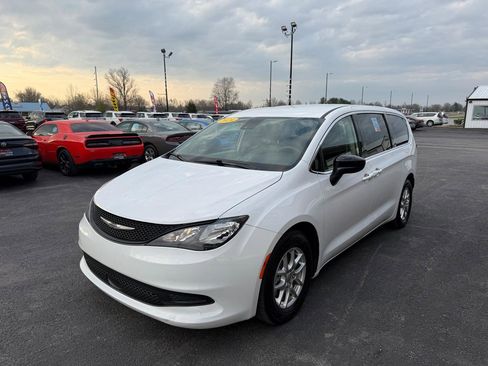 Used 2024 Chrysler Voyager LX image 9