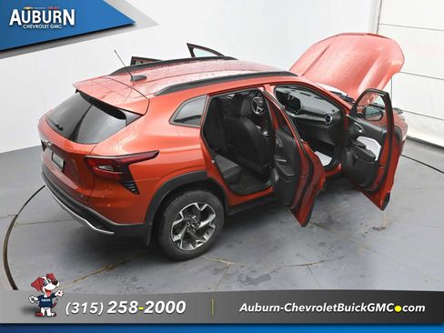 Used 2024 Chevrolet Trax LT w/ Driver Confidence Package FWD image 40