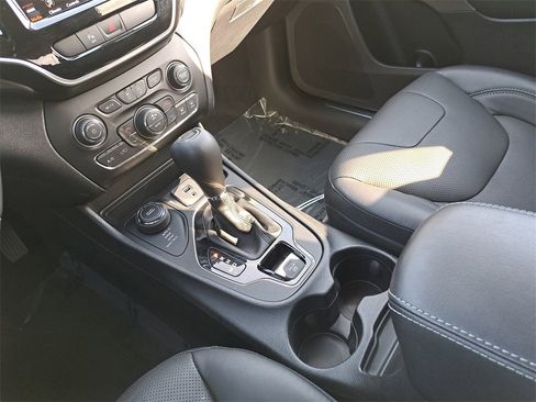 Used 2020 Jeep Cherokee Limited image 26