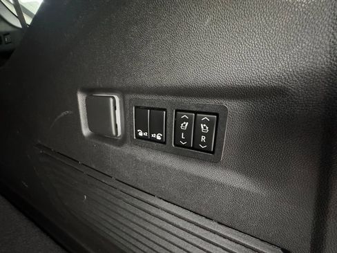 Used 2022 Chevrolet Suburban Premier w/ Premium Package image 20