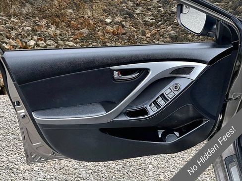 Used 2015 Hyundai Elantra SE w/ Option Group 03 FWD image 16