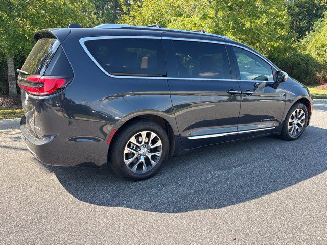 Used 2021 Chrysler Pacifica Pinnacle FWD image 2