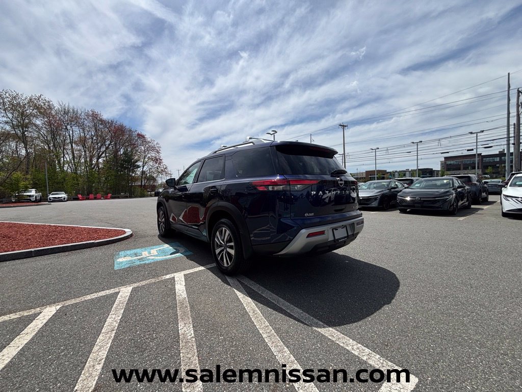 Used 2023 Nissan Pathfinder SL AWD/4WD image 16