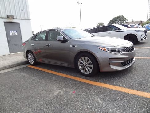 Used 2017 Kia Optima EX w/ Premium Package FWD image 2