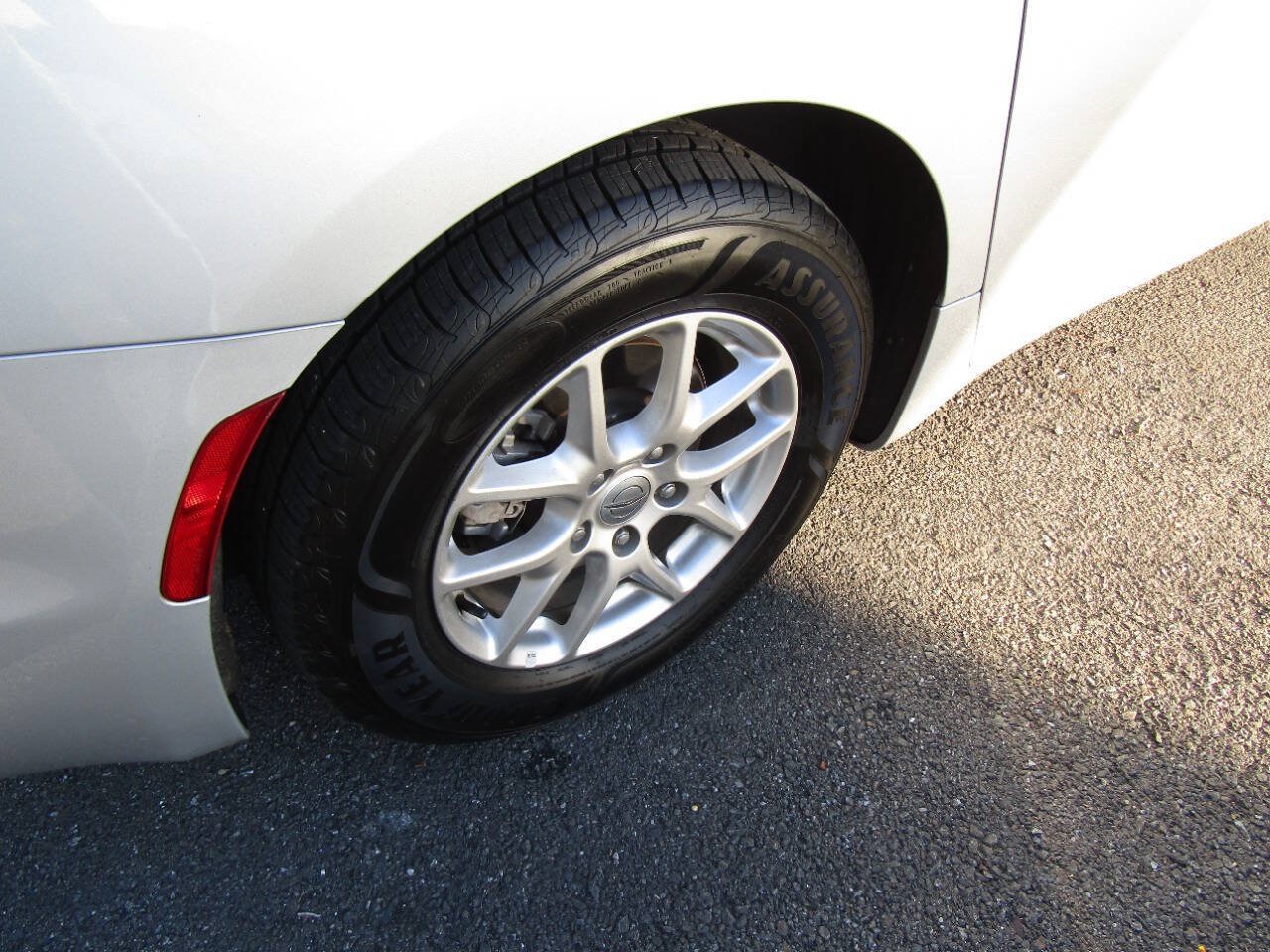 Used 2024 Chrysler Pacifica Touring-L FWD image 34