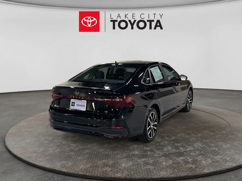 Used 2025 Volkswagen Jetta SE FWD image 9