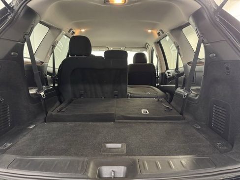 Used 2019 Nissan Pathfinder SV image 36