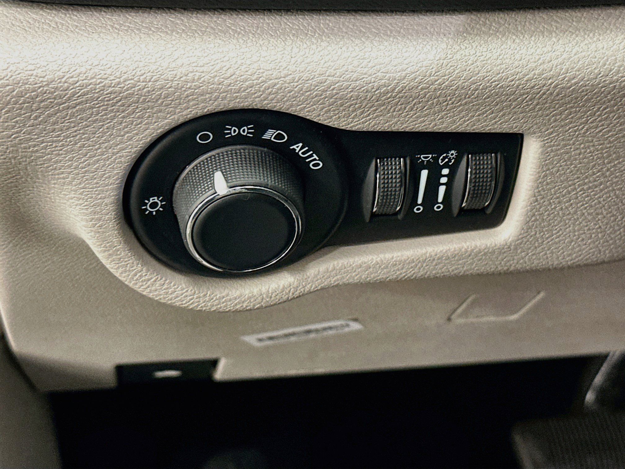 Used 2023 Chrysler Voyager LX FWD image 17