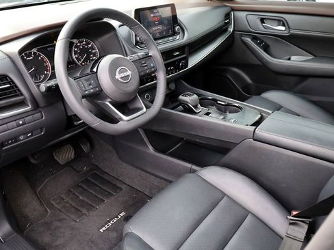 Used 2023 Nissan Rogue SV w/ SV Premium B Package FWD image 3