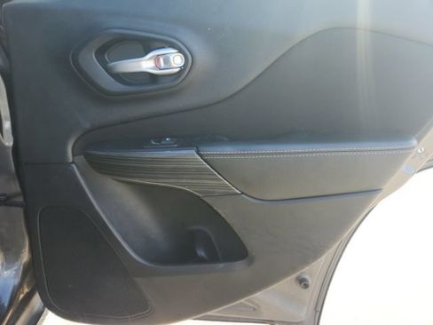 Used 2016 Jeep Cherokee Latitude FWD image 17