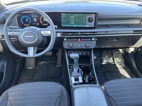 Certified 2025 Hyundai Santa Cruz SE image 7