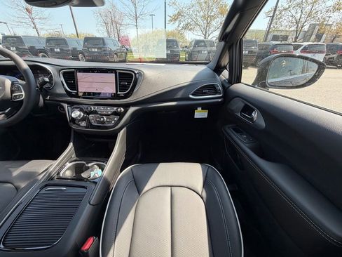 New 2026 Chrysler Pacifica Limited FWD image 14