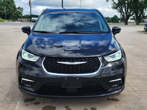 Used 2023 Chrysler Pacifica Touring-L w/ Uconnect Theater Family Group AWD/4WD image 2