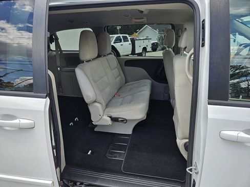 Used 2017 Dodge Grand Caravan SE FWD image 25