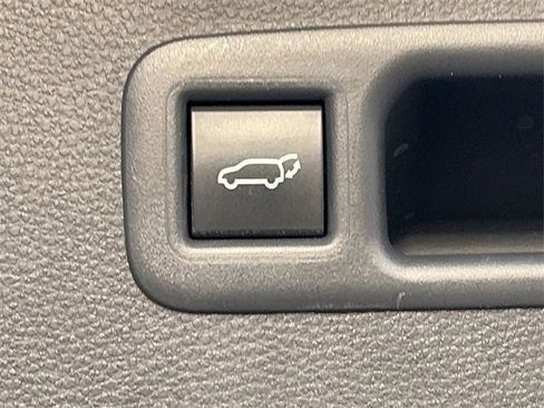 Used 2024 Toyota Highlander LE image 17