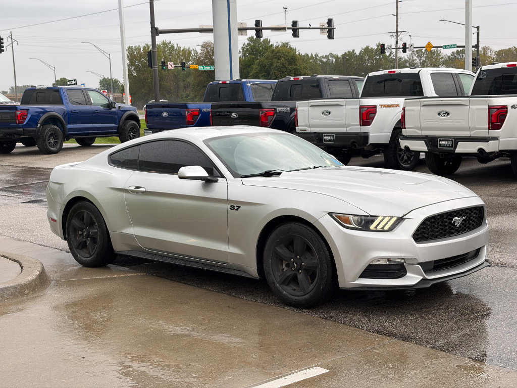 Used 2017 Ford Mustang Coupe RWD image 7