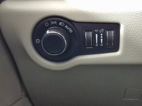 Used 2022 Chrysler Voyager LX image 16