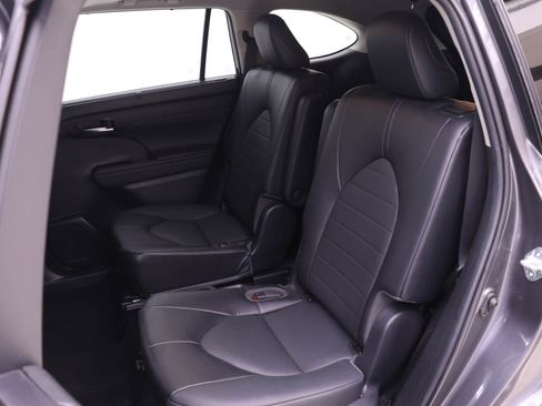 Used 2022 Toyota Highlander XLE image 9