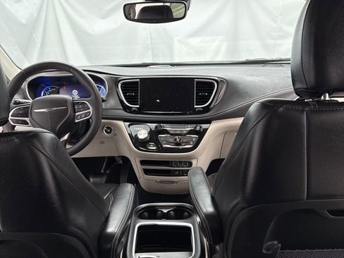 Used 2022 Chrysler Pacifica Touring-L image 35