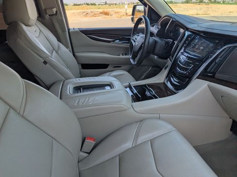 Used 2017 Cadillac Escalade ESV Luxury AWD/4WD image 12