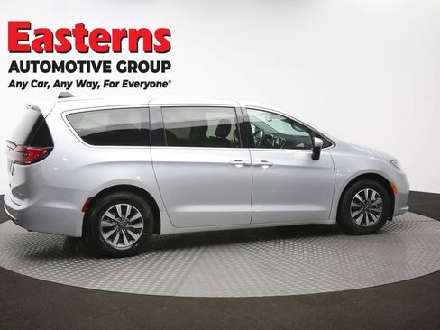 Used 2023 Chrysler Pacifica Touring-L FWD image 45