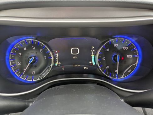 Used 2023 Chrysler Pacifica Touring-L image 18