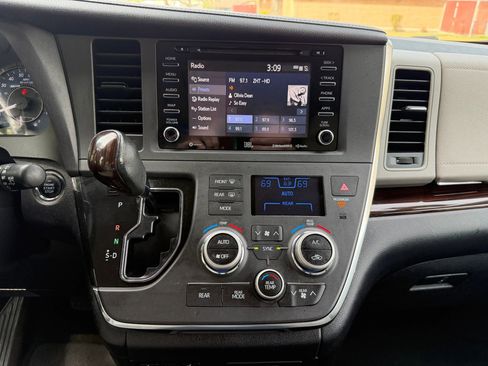 Used 2018 Toyota Sienna Limited Premium FWD image 29