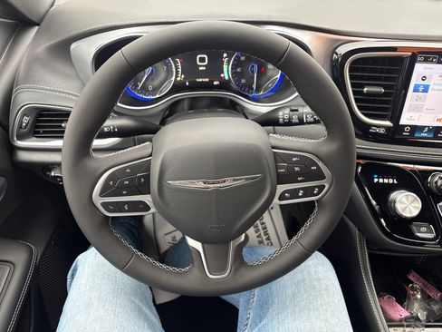 New 2026 Chrysler Pacifica Limited image 14