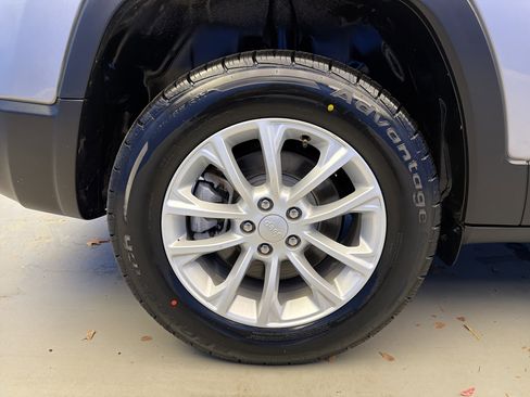 Used 2021 Jeep Cherokee Latitude image 9