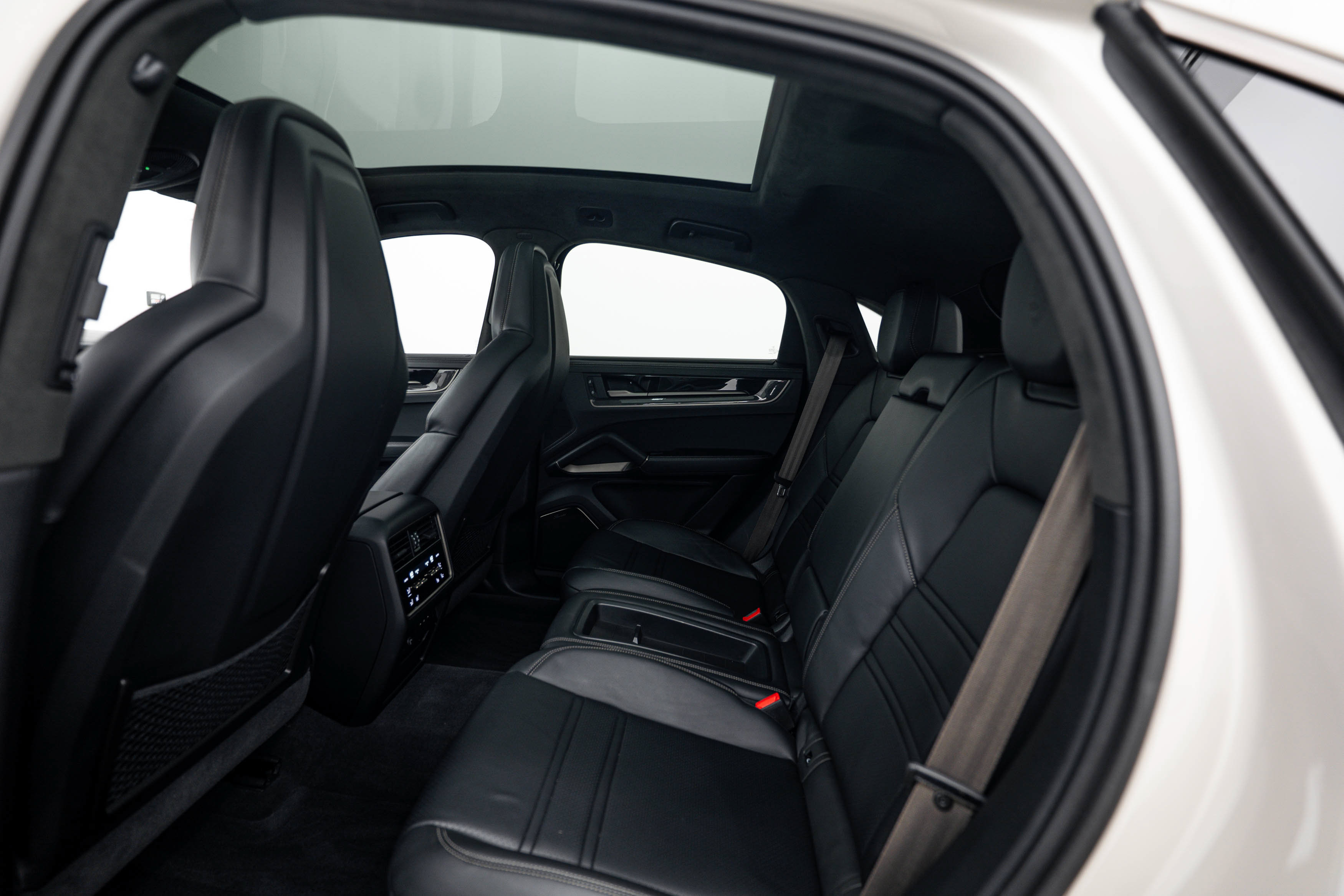 Certified 2025 Porsche Cayenne Turbo AWD/4WD image 21