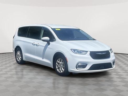Used 2023 Chrysler Pacifica Touring-L FWD image 3