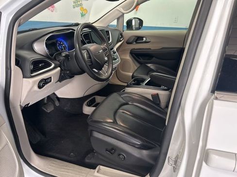 Used 2023 Chrysler Pacifica Touring-L FWD image 7