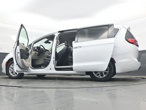 Used 2023 Chrysler Pacifica Touring-L FWD image 46
