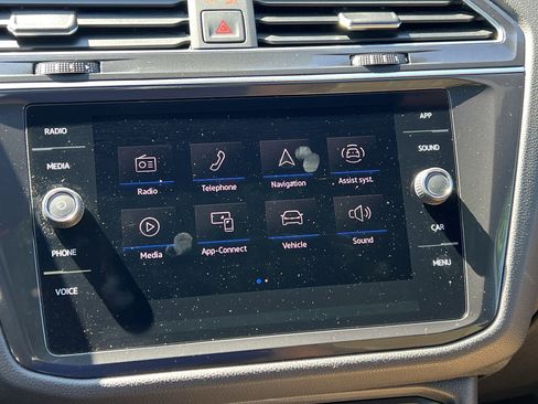 Used 2022 Volkswagen Tiguan SE w/ Panoramic Sunroof Package AWD/4WD image 23