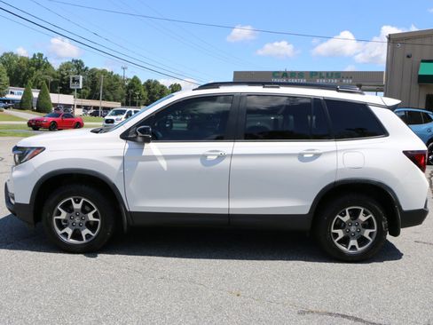 Used 2023 Honda Passport TrailSport image 2