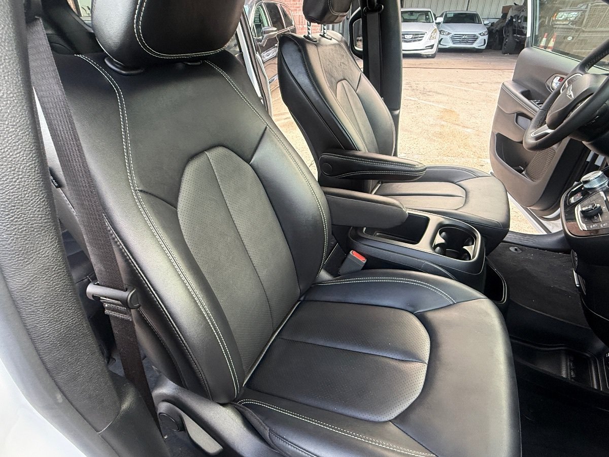 Used 2025 Chrysler Pacifica Select FWD image 16