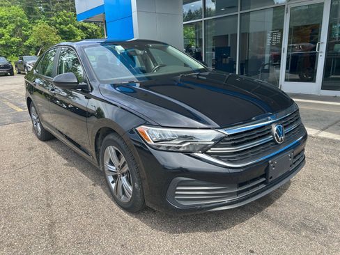 Used 2024 Volkswagen Jetta SE FWD image 3