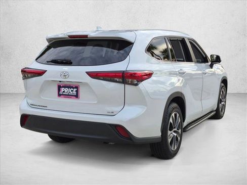 Used 2023 Toyota Highlander XLE FWD image 5