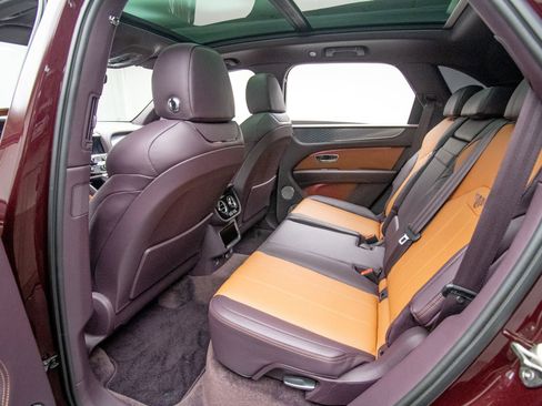 Used 2021 Bentley Bentayga AWD/4WD image 28