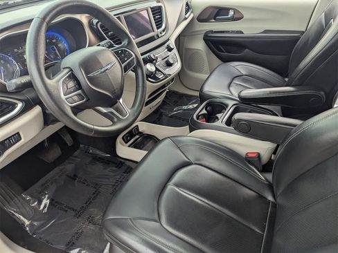 Used 2021 Chrysler Voyager Lxi image 2