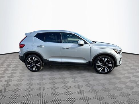 Used 2023 Volvo XC40 B5 Plus image 5