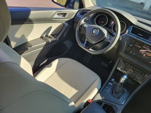 Certified 2020 Volkswagen Tiguan SE image 3