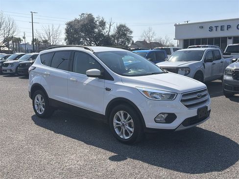 Used 2018 Ford Escape SE image 2