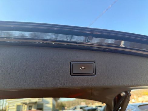 Used 2022 Volkswagen Tiguan SE w/ Panoramic Sunroof Package AWD/4WD image 12