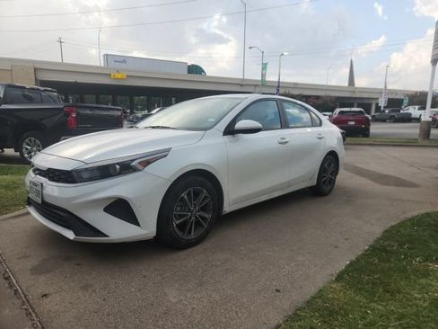 Used 2023 Kia Forte LXS FWD image 2