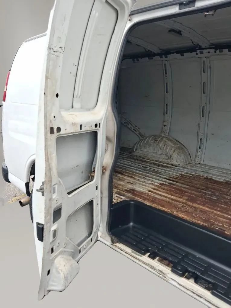 Used 2015 Chevrolet Express 2500 RWD image 31