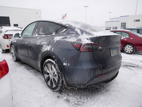 Used 2021 Tesla Model Y Long Range image 3