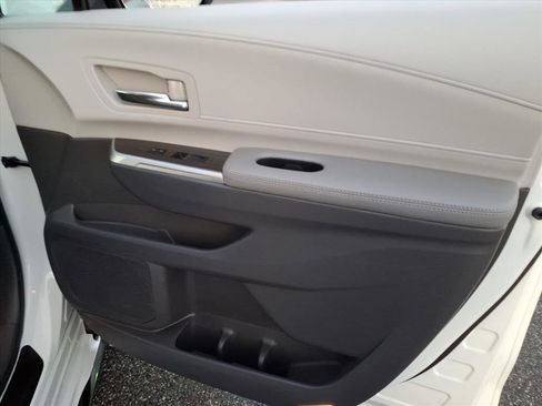 Used 2022 Toyota Sienna Limited image 7